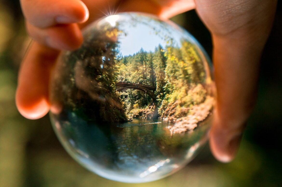 sfera di vetro che riflette ambiente montano